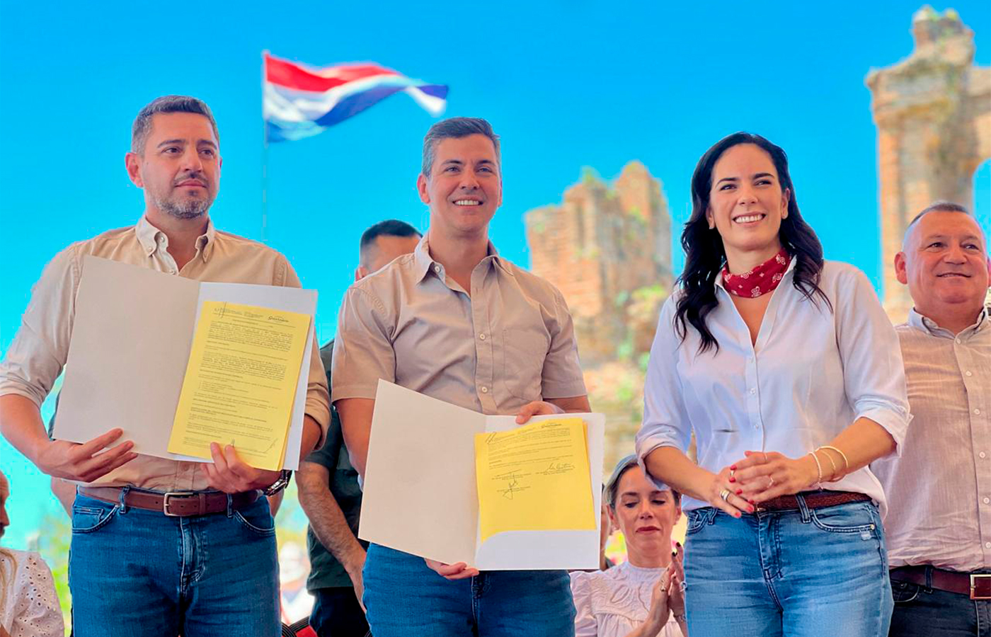 Paraguay firma contratos para su segunda ruta de hormigón