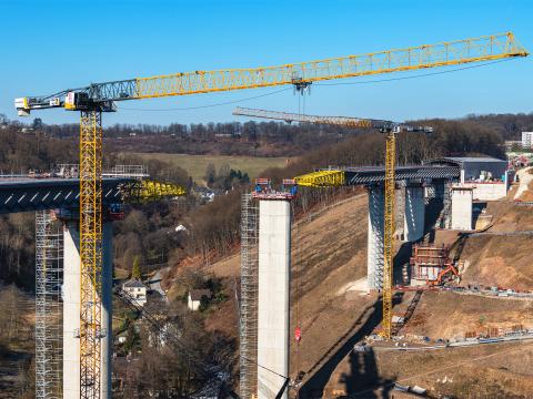 Dos grúas Liebherr contribuyen a la construcción de la autopista A45
