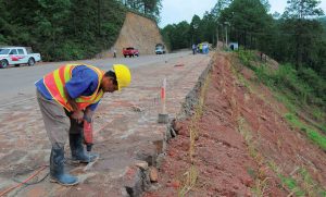 Un obrero trabaja en una carretera de América Latina.